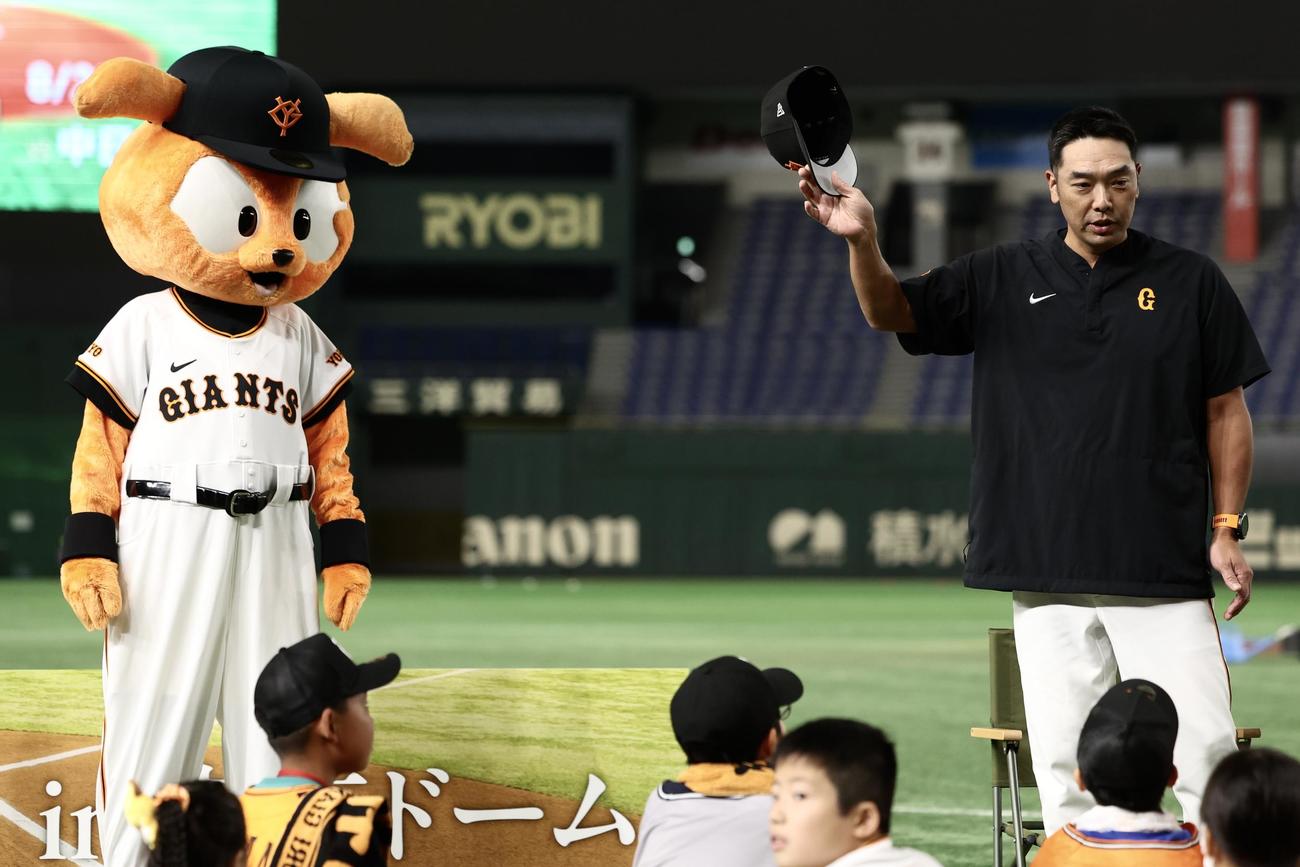 巨人対広島　試合前、子どもたちにあいさつする巨人阿部監督（撮影・河田真司）