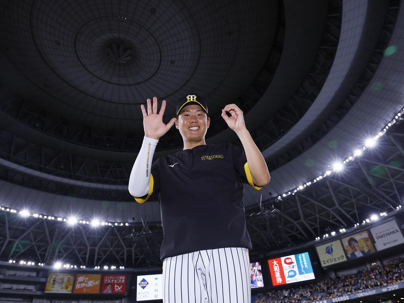 阪神対ヤクルト　阪神での50勝を飾り「50」ポーズをとる西勇（撮影・藤尾明華）