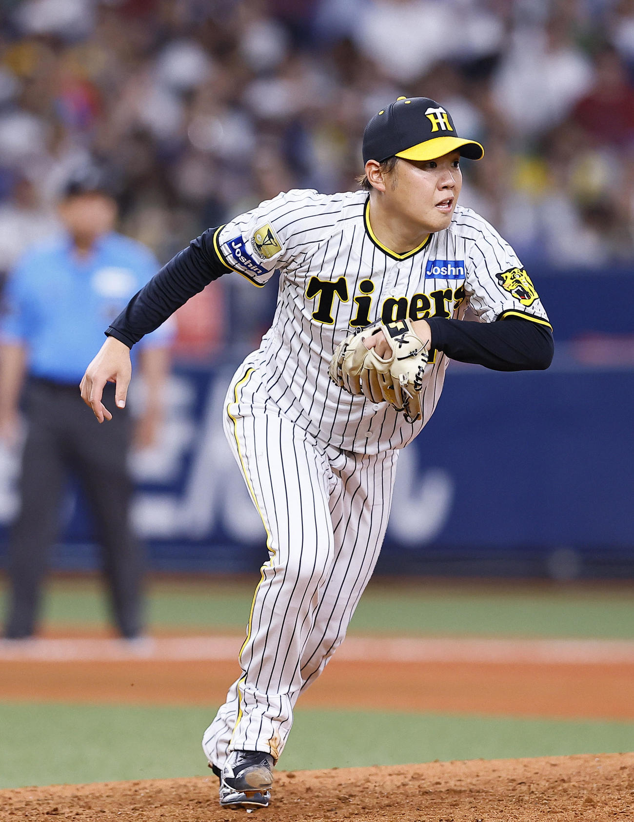 阪神対ヤクルト　6回表ヤクルト無死一塁、村上の一塁への打球でカバーに走る西勇（撮影・藤尾明華）