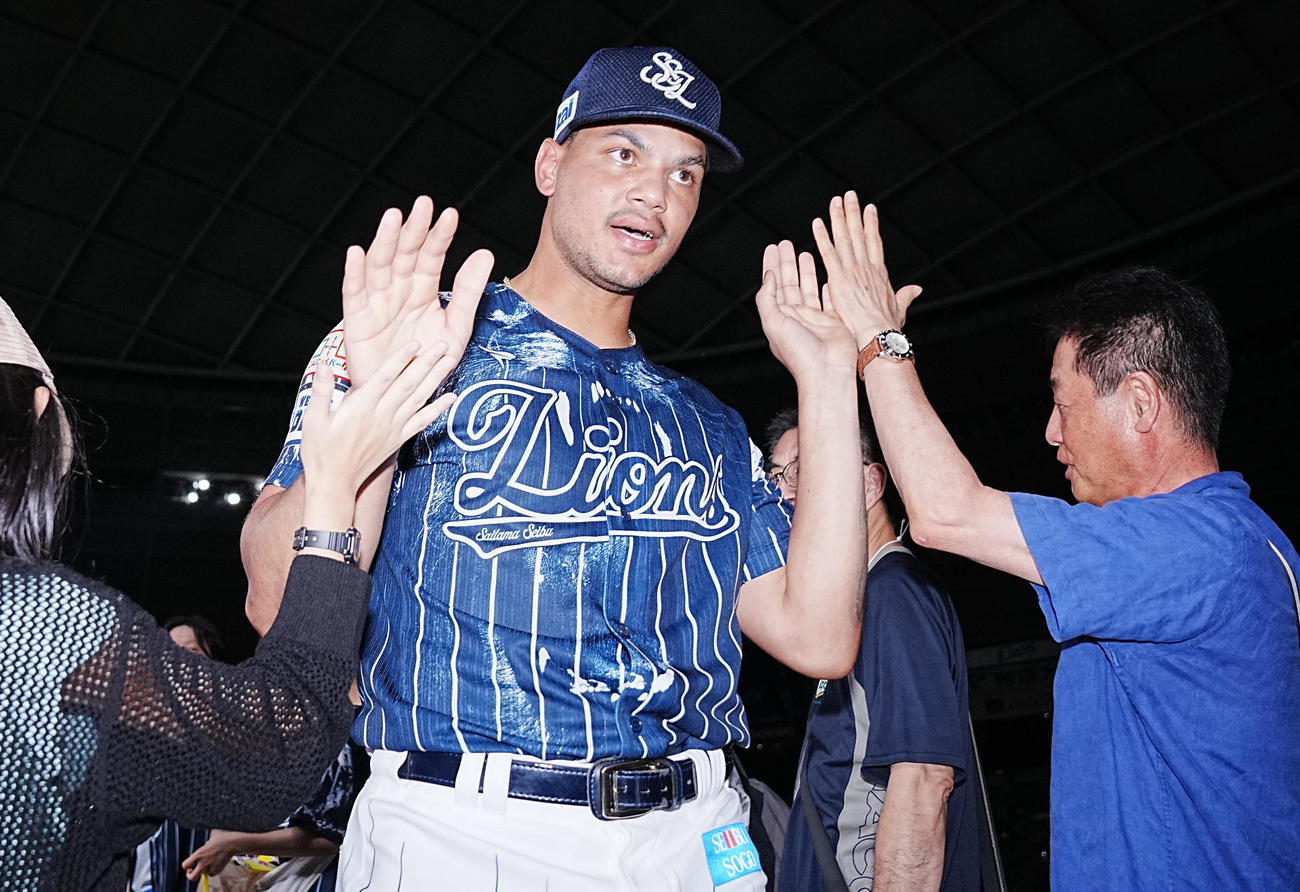 西武対オリックス　ヒーローの西武アブレイユはファンとハイタッチで引き揚げる（撮影・垰建太）