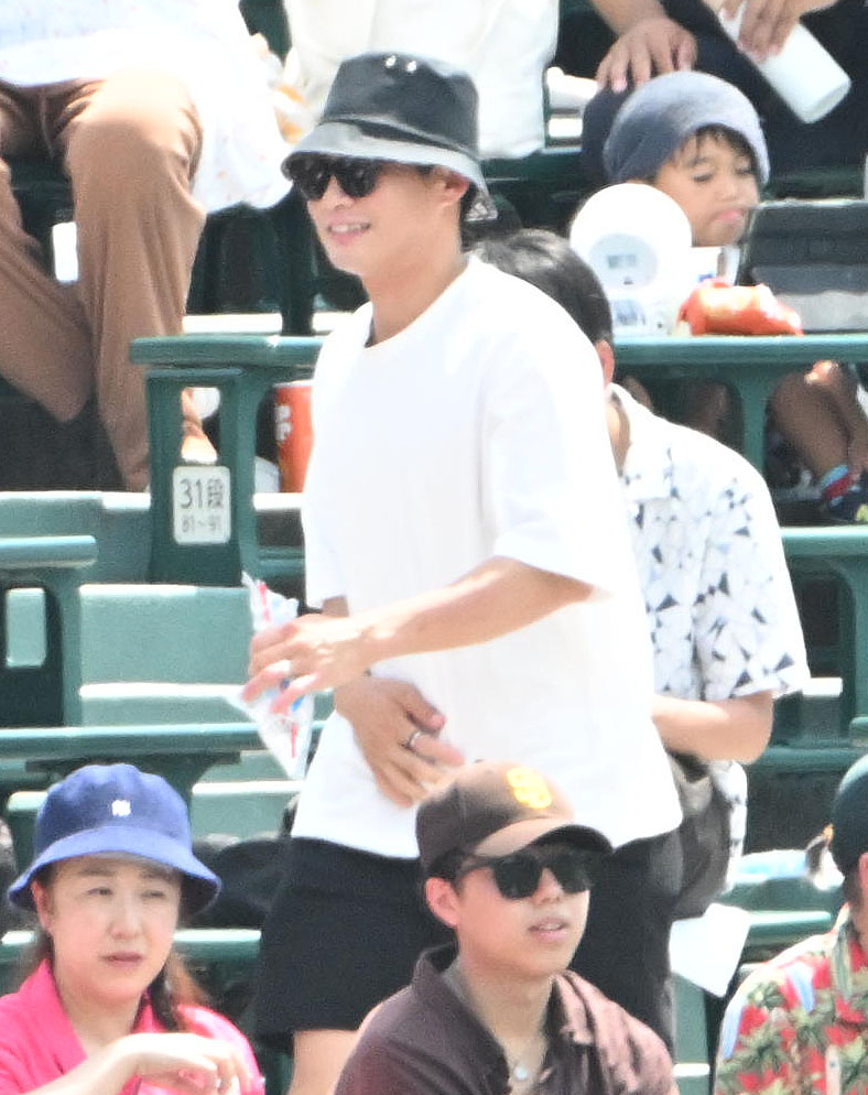 京都国際対青森山田　青森山田の応援に駆け付けた阪神木浪（撮影・石井愛子）