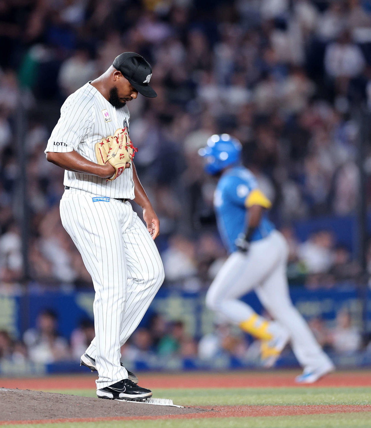 ロッテ対日本ハム　4回表日本ハム無死一塁、レイエス（右）に左越え2点本塁打を放たれ悔しそうな表情を見せるロッテメルセデス（撮影・鈴木正人）