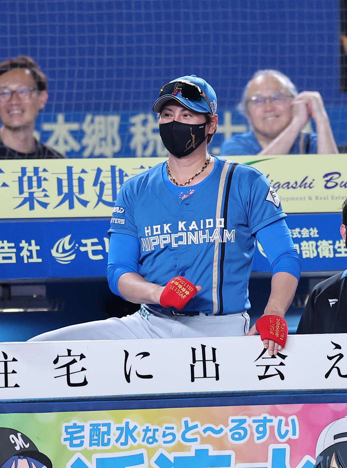 ロッテ対日本ハム　4回表日本ハム無死一塁、レイエスの左越え2点本塁打に笑顔を見せる新庄監督（撮影・鈴木正人）