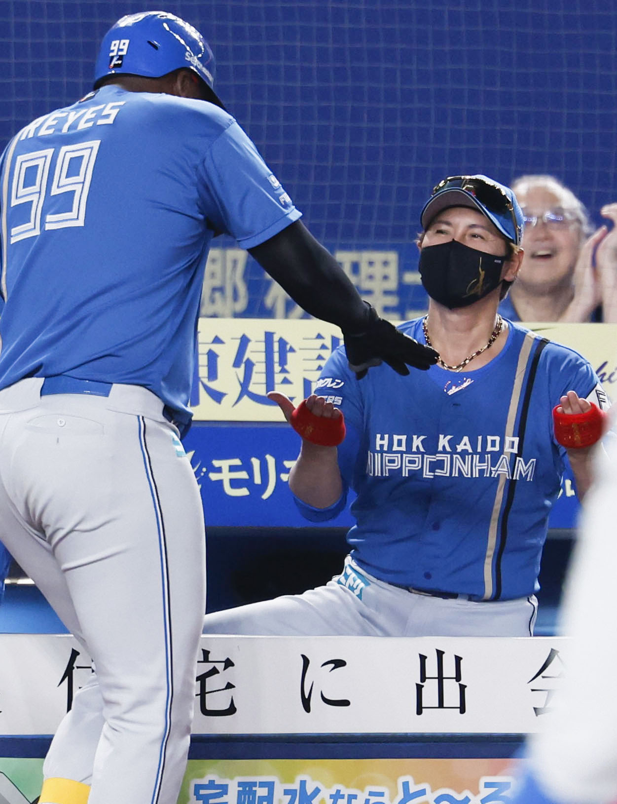 4回、2ランを放ったレイエス（左）を迎える日本ハム・新庄監督＝ZOZOマリン（共同）