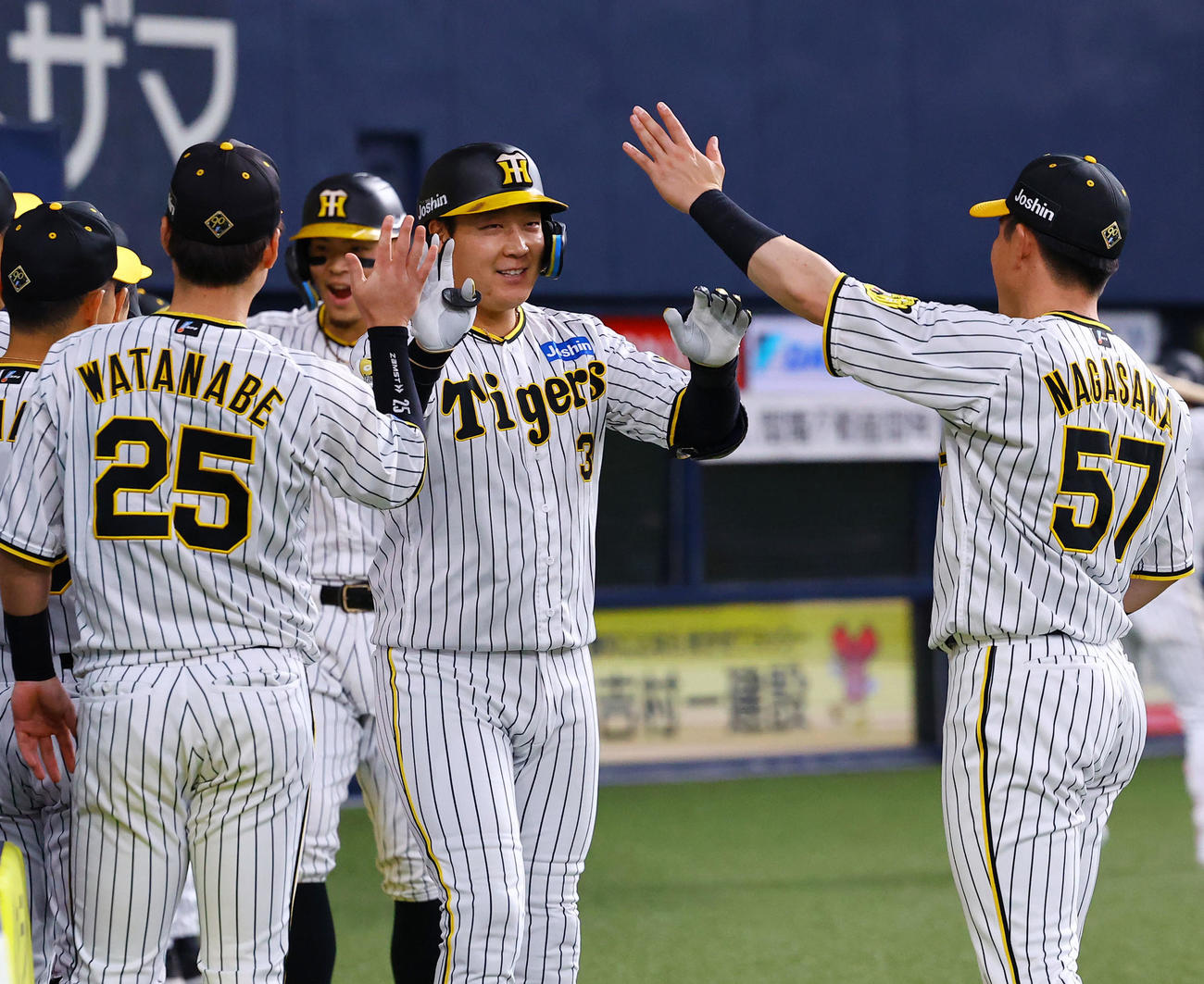 阪神対ヤクルト　1回裏阪神2死二塁、左中間に2点本塁打を放ちナインと笑顔でタッチを交わす大山（撮影・藤尾明華）