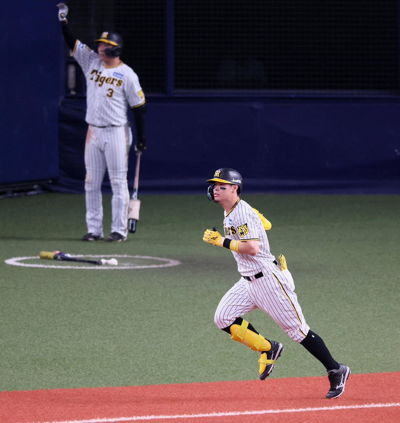 阪神対ヤクルト　6回裏阪神無死一塁、佐藤輝は右越え2点本塁打を放つ。左は大山（撮影・加藤哉）