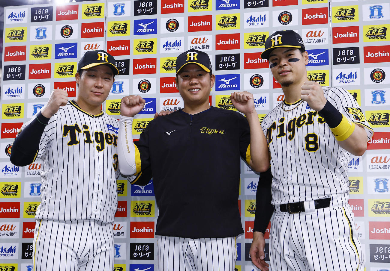 阪神対ヤクルト　お立ち台で笑顔を見せる、左から阪神大山、西勇、佐藤輝（撮影・藤尾明華）