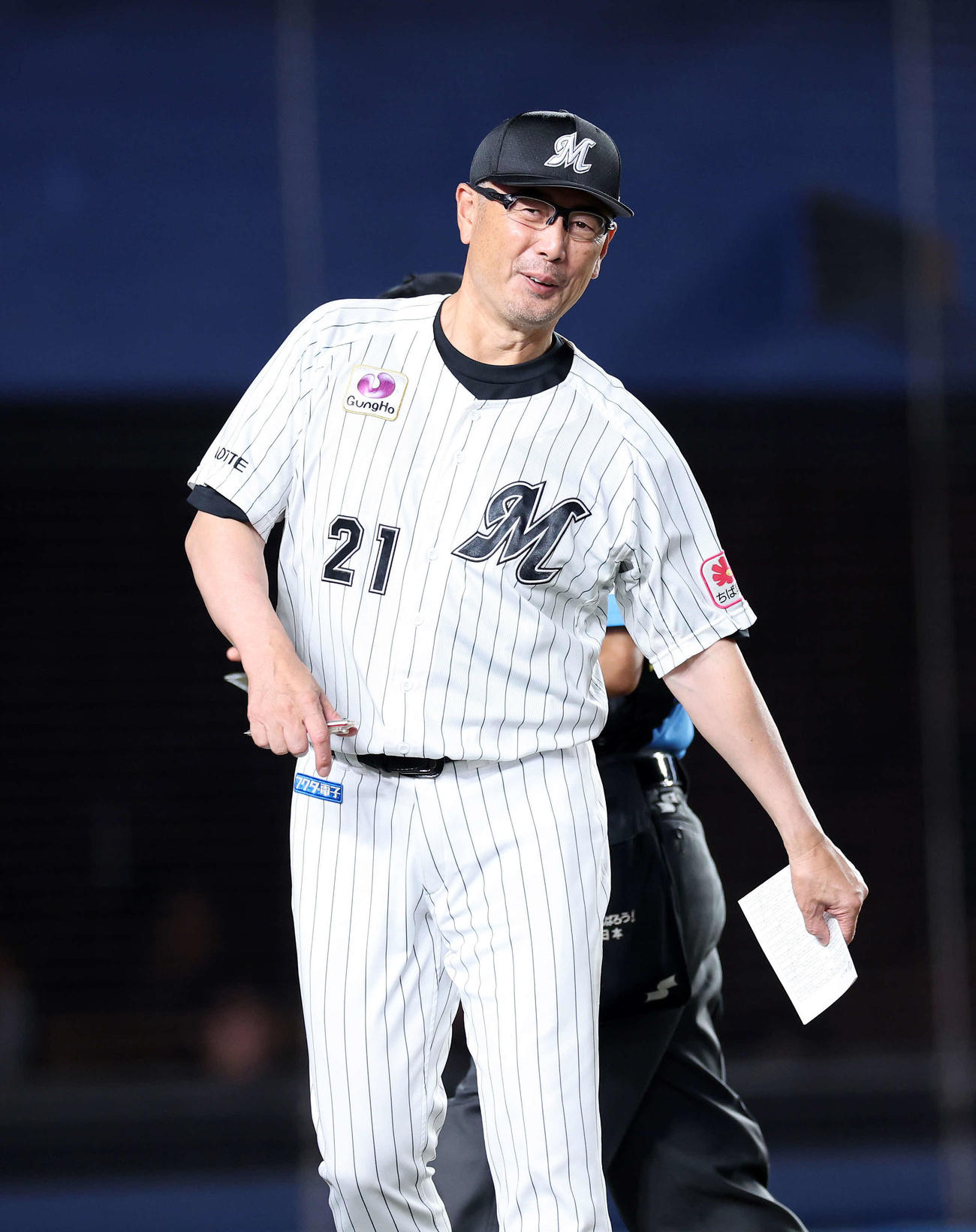 ロッテ対日本ハム　8回表、選手交代を告げるロッテ吉井監督（撮影・鈴木正人）