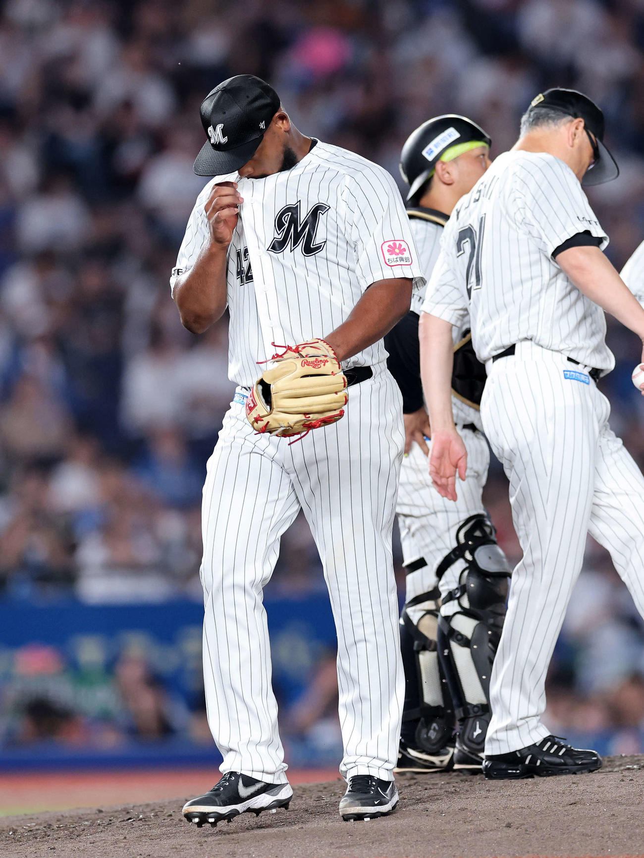 ロッテ対日本ハム　5回表、降板するロッテメルセデス（撮影・鈴木正人）
