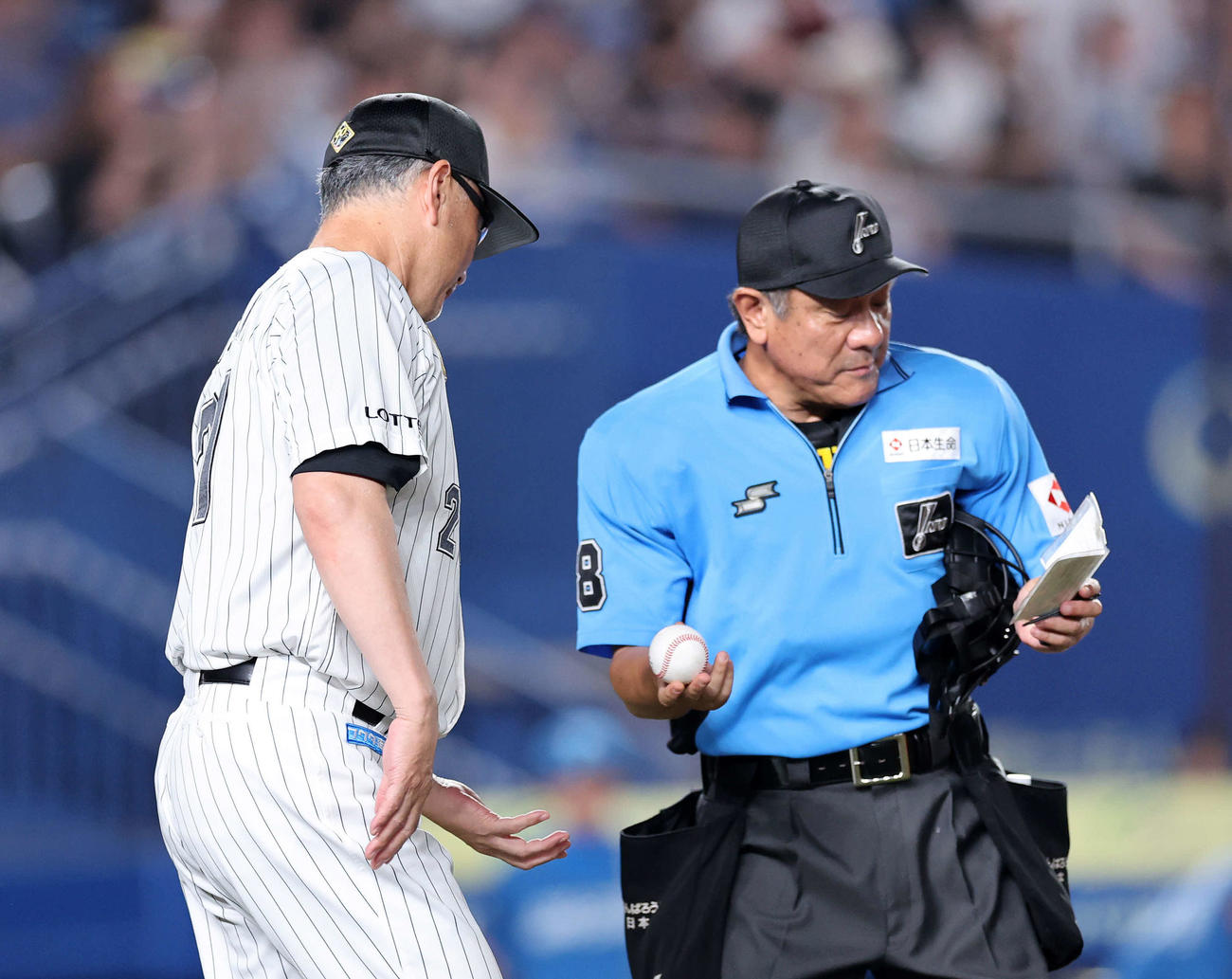 ロッテ対日本ハム　5回表、投手交代を告げるロッテ吉井監督（撮影・鈴木正人）
