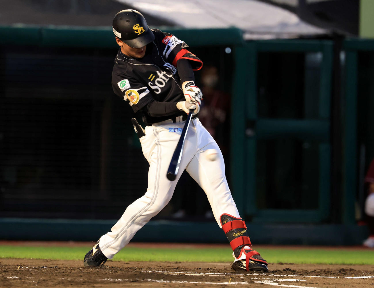 楽天対ソフトバンク　2回表ソフトバンク2死、石塚はプロ初安打となる中前打を放つ（撮影・浅見桂子）