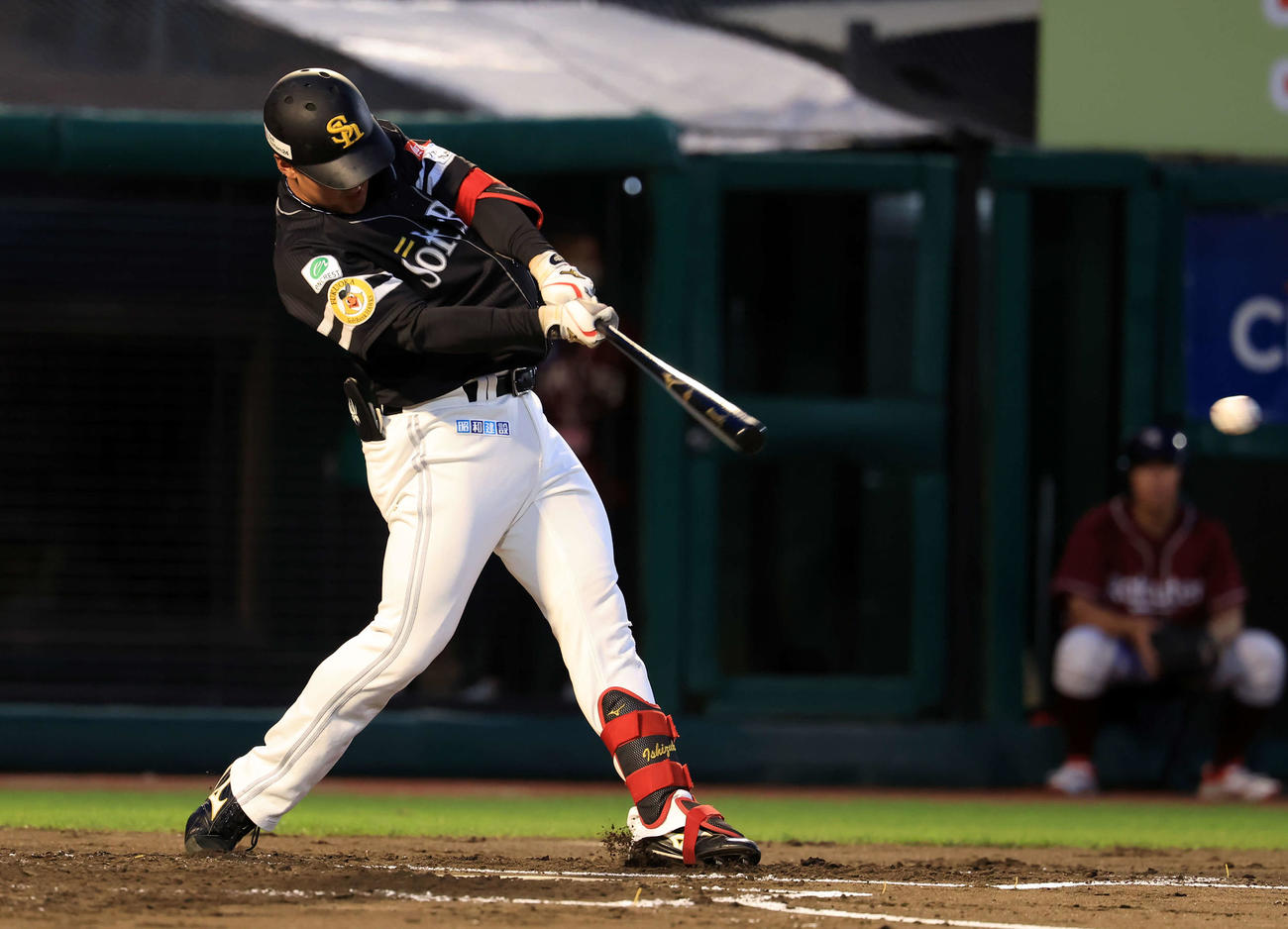 楽天対ソフトバンク　2回表ソフトバンク2死、石塚はプロ初安打となる中前打を放つ（撮影・浅見桂子）