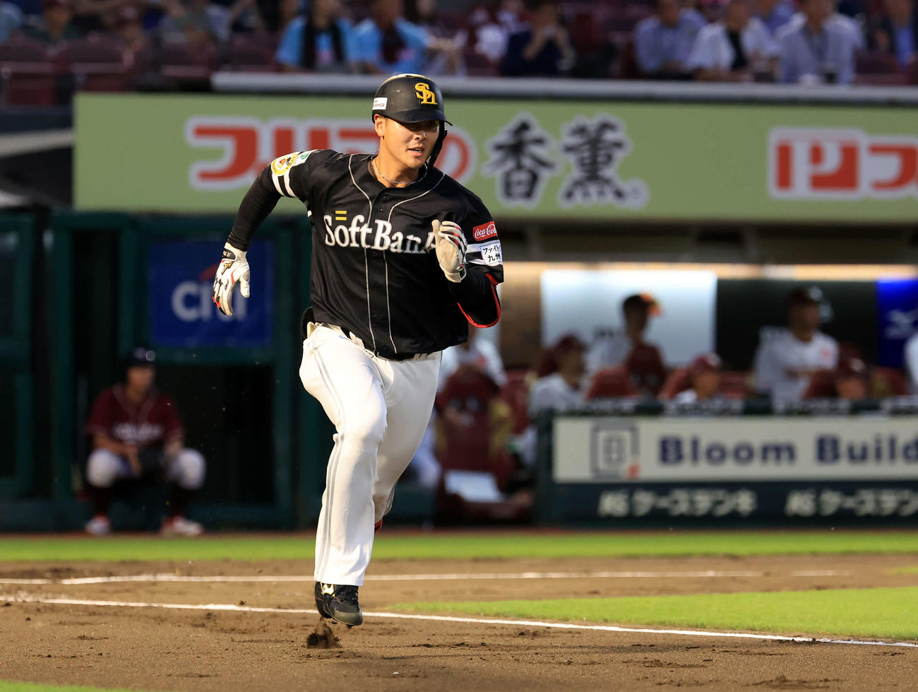 楽天対ソフトバンク　2回表ソフトバンク2死、石塚はプロ初安打となる中前打を放ち一塁に向かう（撮影・浅見桂子）