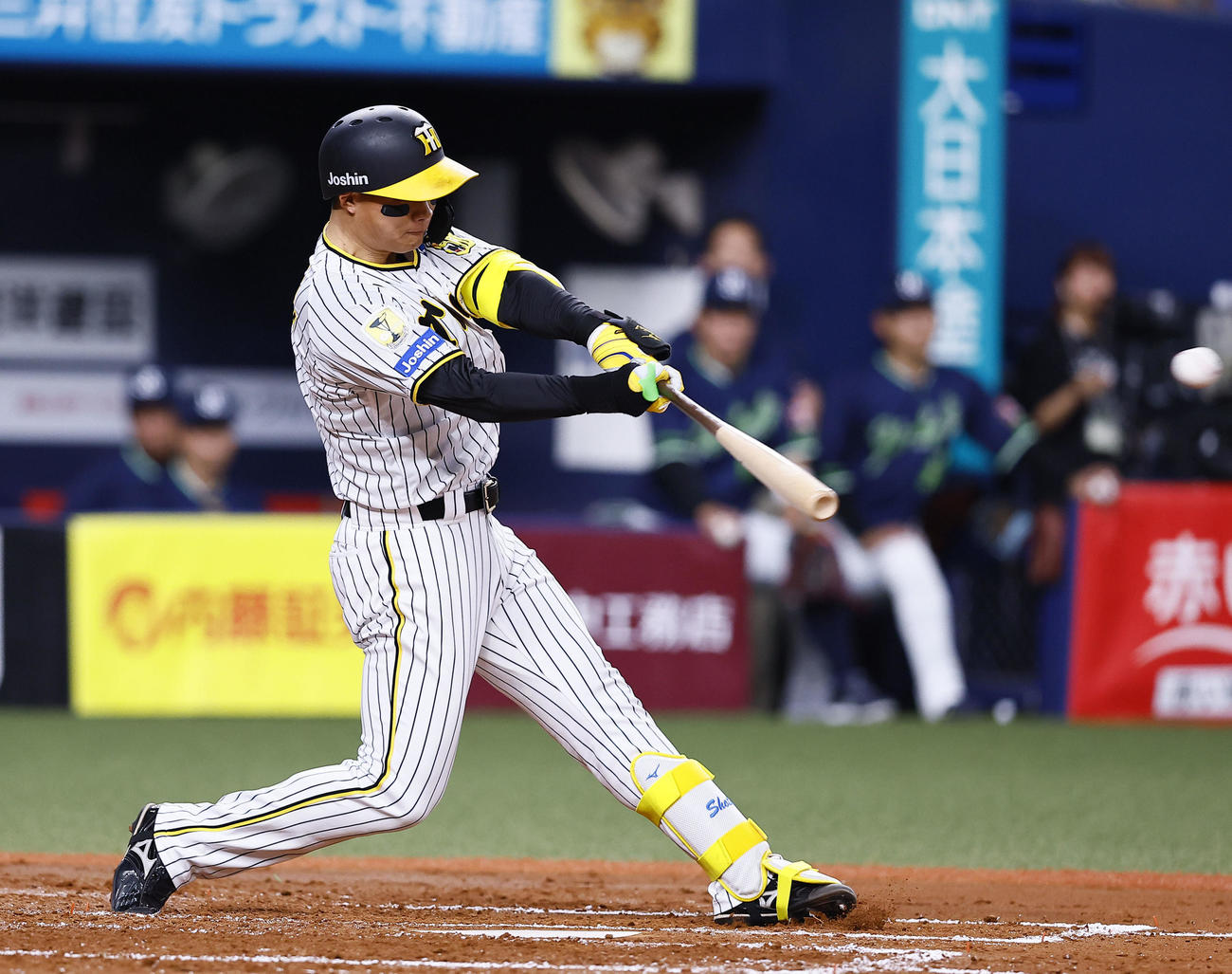 阪神対ヤクルト　2回裏阪神1死二塁、森下は中前適時打を放つ（撮影・藤尾明華）