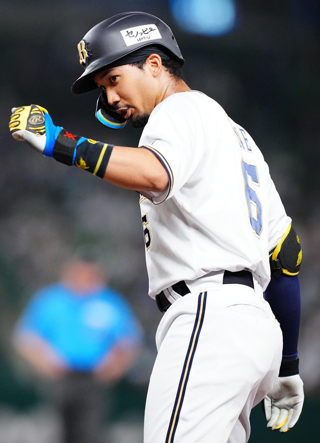 西武対オリックス　2回表オリックス1死、中前打を放ちグータッチを交わす宗（撮影・垰建太）
