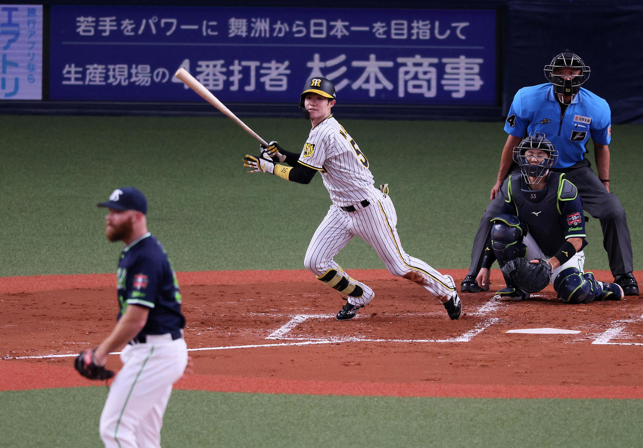 阪神対ヤクルト　2回裏阪神1死一、三塁、中野は中前適時打を放つ。投手サイスニード（撮影・加藤哉）