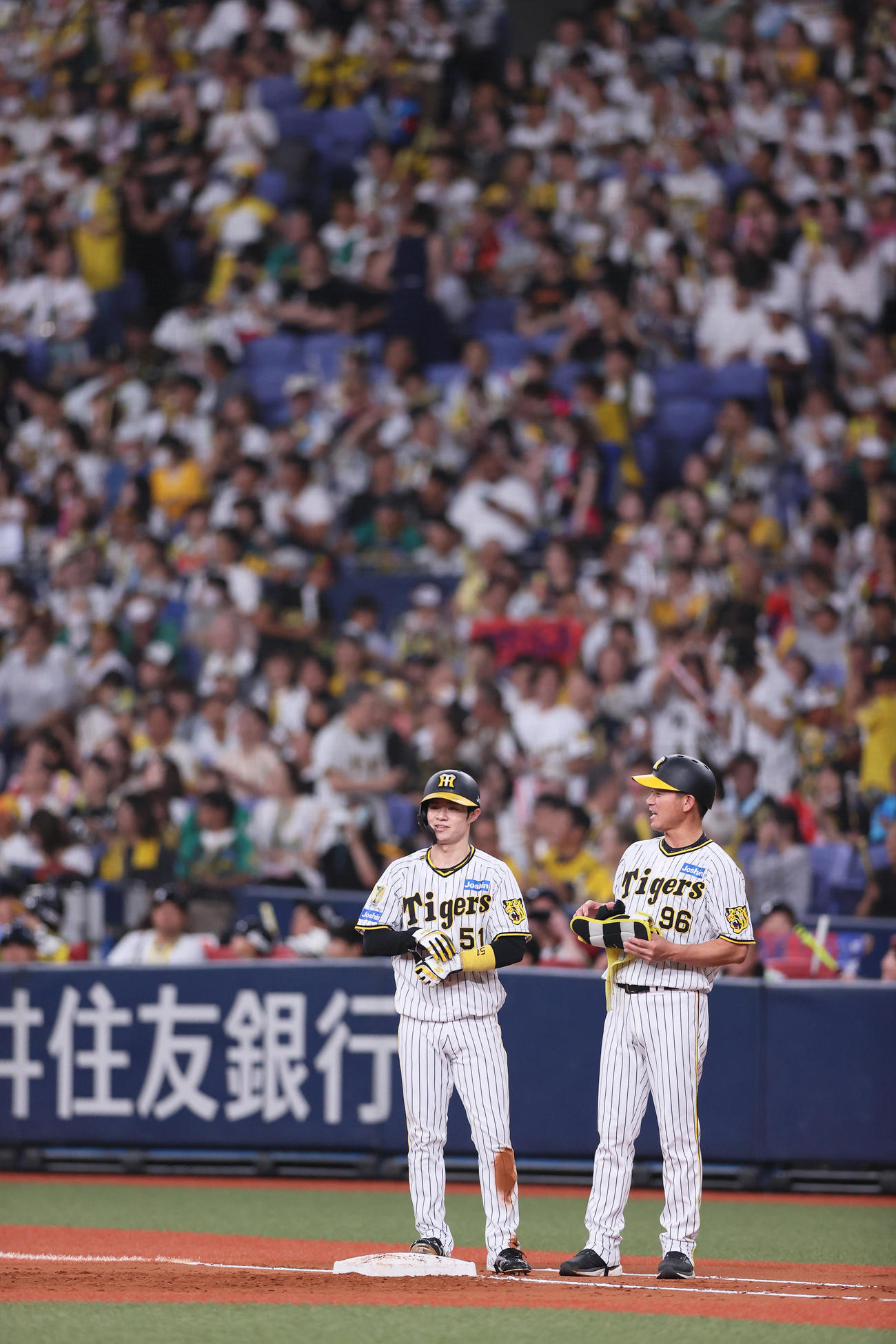 阪神対ヤクルト　2回裏阪神1死一、三塁、中前適時打を放った中野（左）は新人年から4連連続100安打を記録する（撮影・上山淳一）