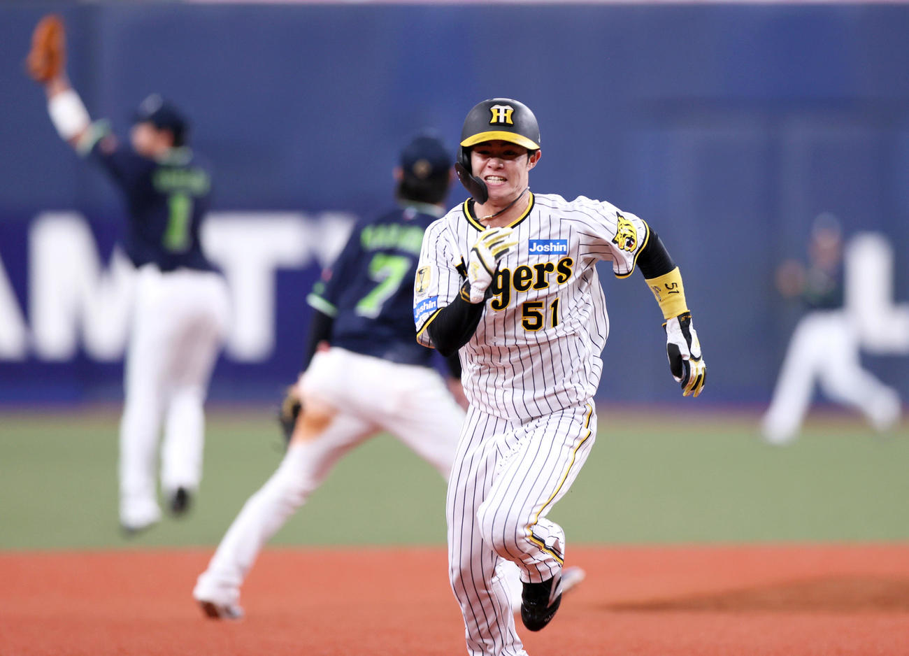 阪神対ヤクルト　1回裏阪神1死二塁、中野は森下の右飛で三塁へ進む（撮影・上山淳一）