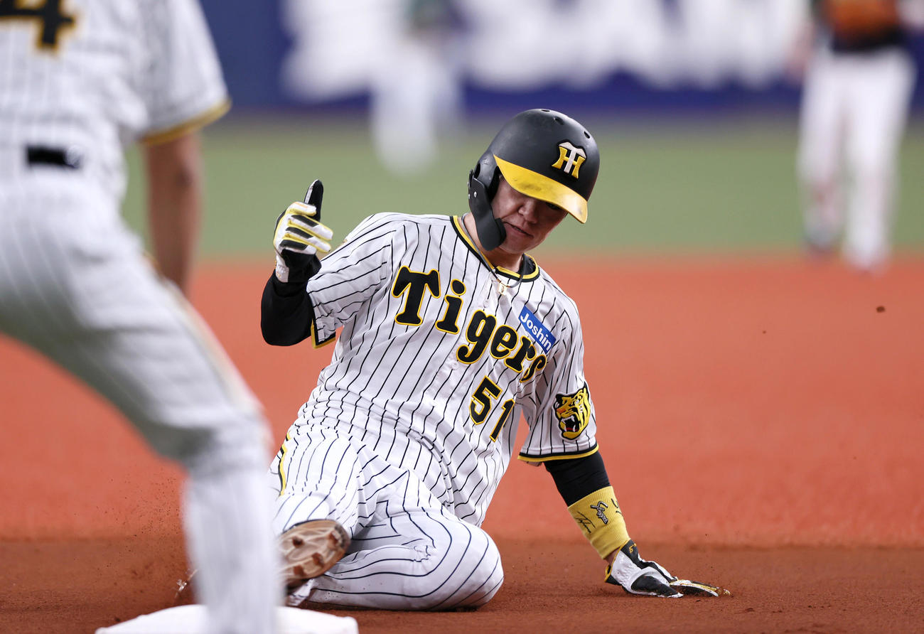 阪神対ヤクルト　1回裏阪神1死二塁、中野は森下の右飛で三塁へ進む（撮影・上山淳一）