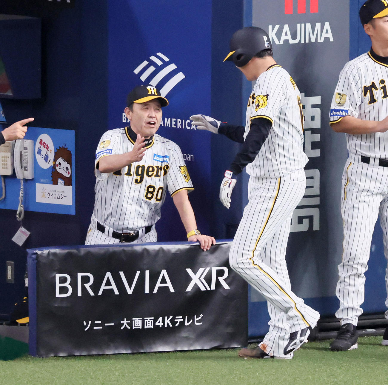 阪神対ヤクルト　2回裏阪神1死一、三塁、中野の中適時打で生還した西勇（右）を出迎える岡田監督（撮影・加藤哉）