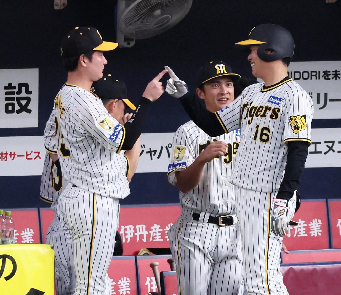 阪神対ヤクルト　2回裏阪神1死一、三塁、中野の中適時打で生還した西勇（右）はベンチ前で渡辺と人差し指タッチ（撮影・加藤哉）