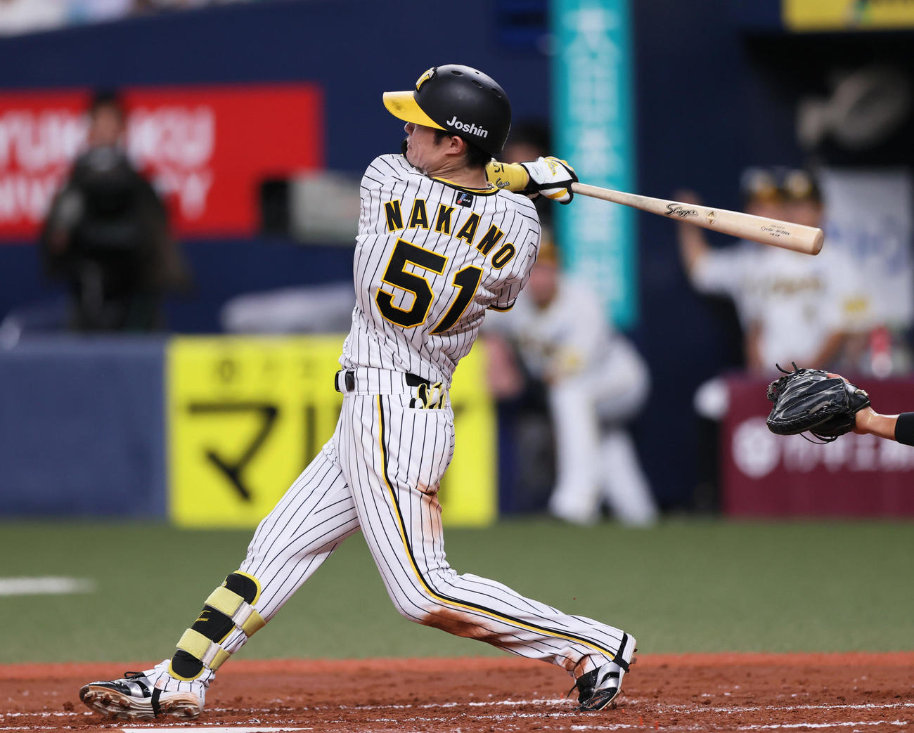 阪神対ヤクルト　2回裏阪神1死一、三塁、中野は中前適時打を放つ（撮影・上山淳一）