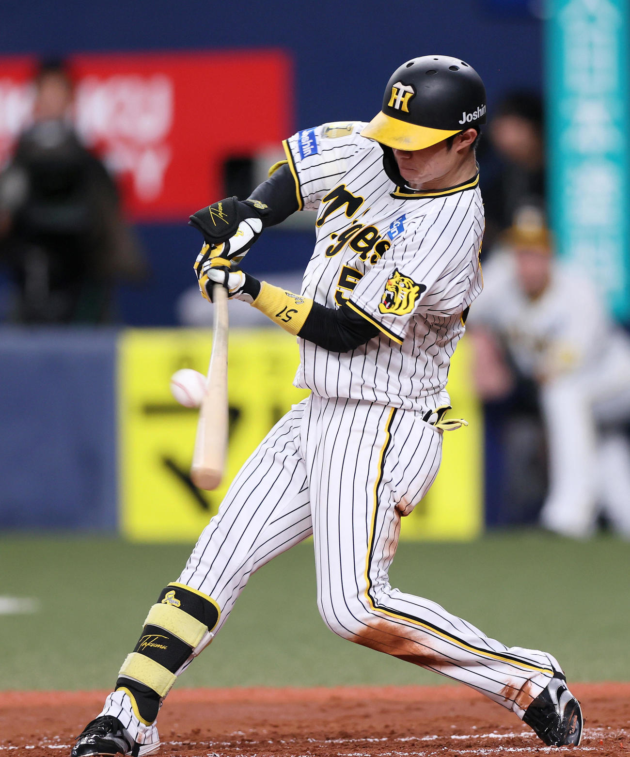 阪神対ヤクルト　2回裏阪神1死一、三塁、中野は中前適時打を放つ（撮影・上山淳一）