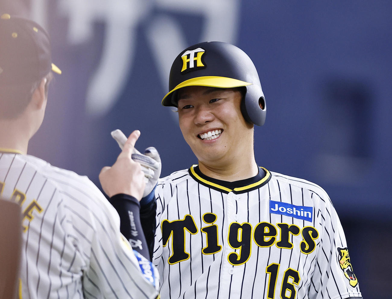 阪神対ヤクルト　2回裏阪神1死一、三塁、中野の中前適時打で生還し、ナインとタッチを交わす西勇（撮影・藤尾明華）