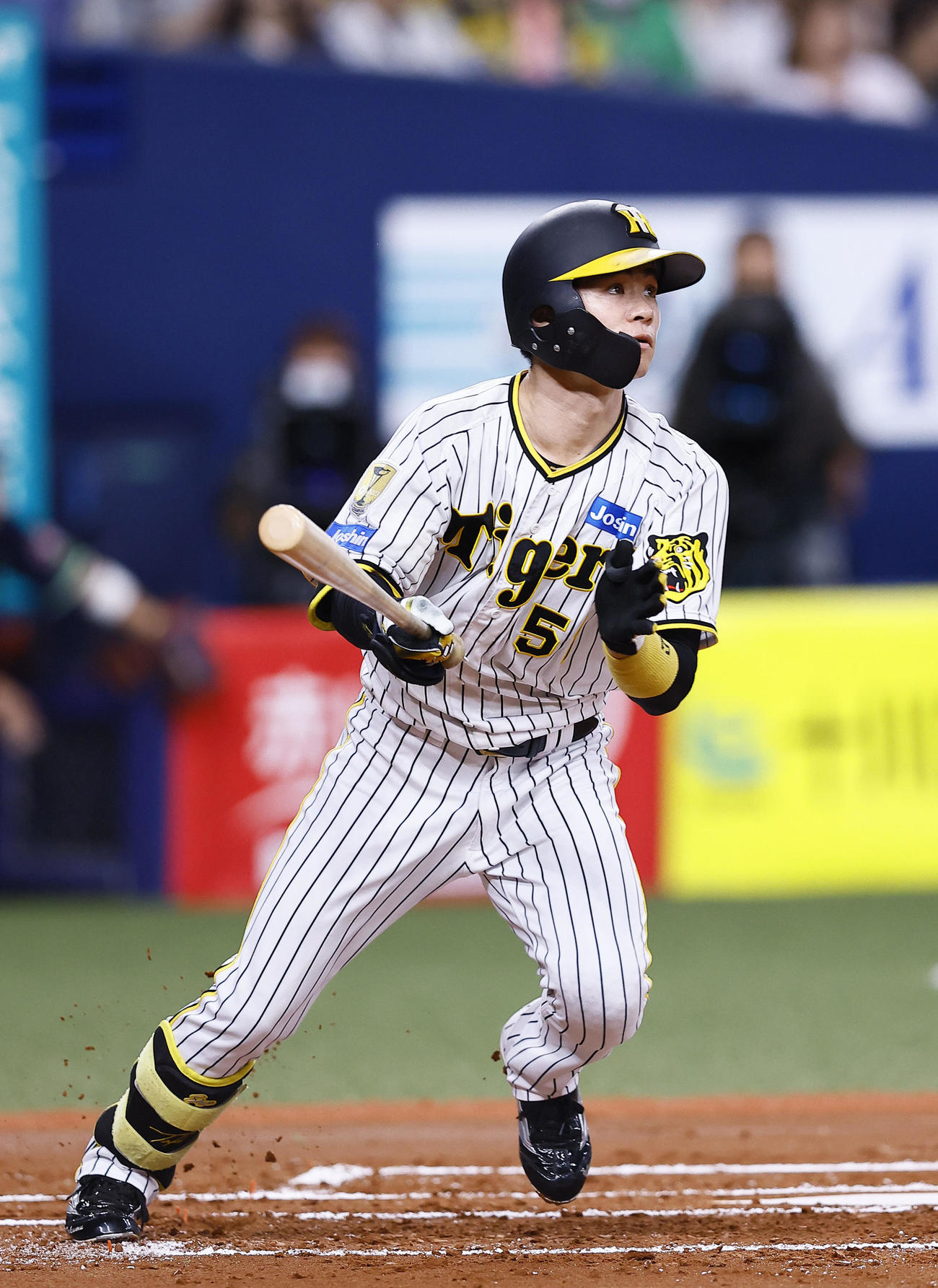 阪神対ヤクルト　1回裏阪神1死、中野は右翼線に二塁打を放つ（撮影・藤尾明華）