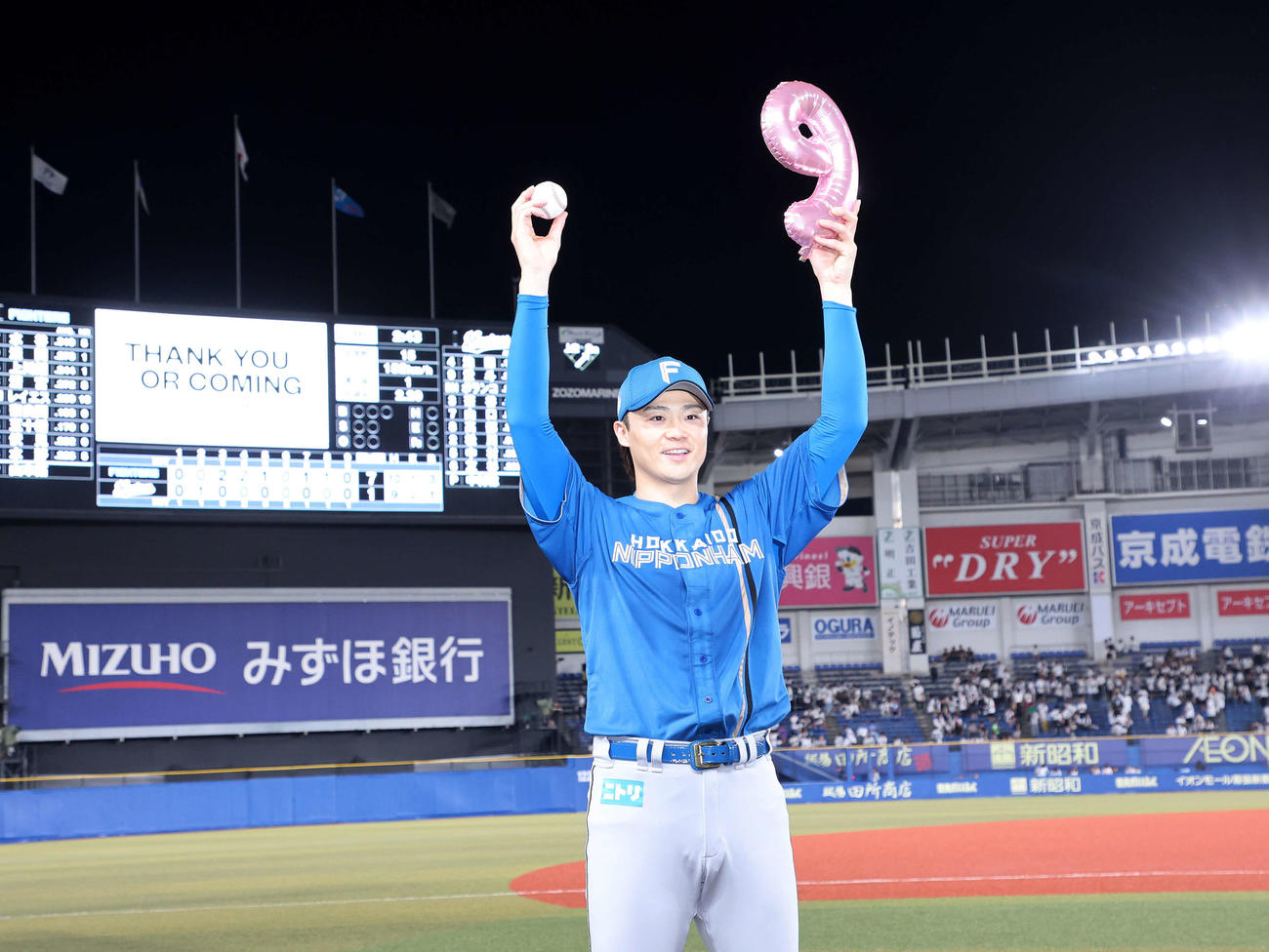 ロッテ対日本ハム　9勝目を挙げた日本ハム山崎（撮影・鈴木正人）