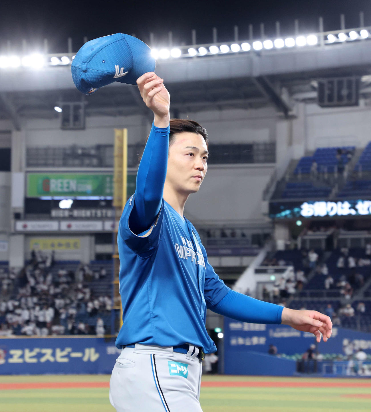 ロッテ対日本ハム　ファンに手を振り引き揚げる日本ハム山崎（撮影・鈴木正人）