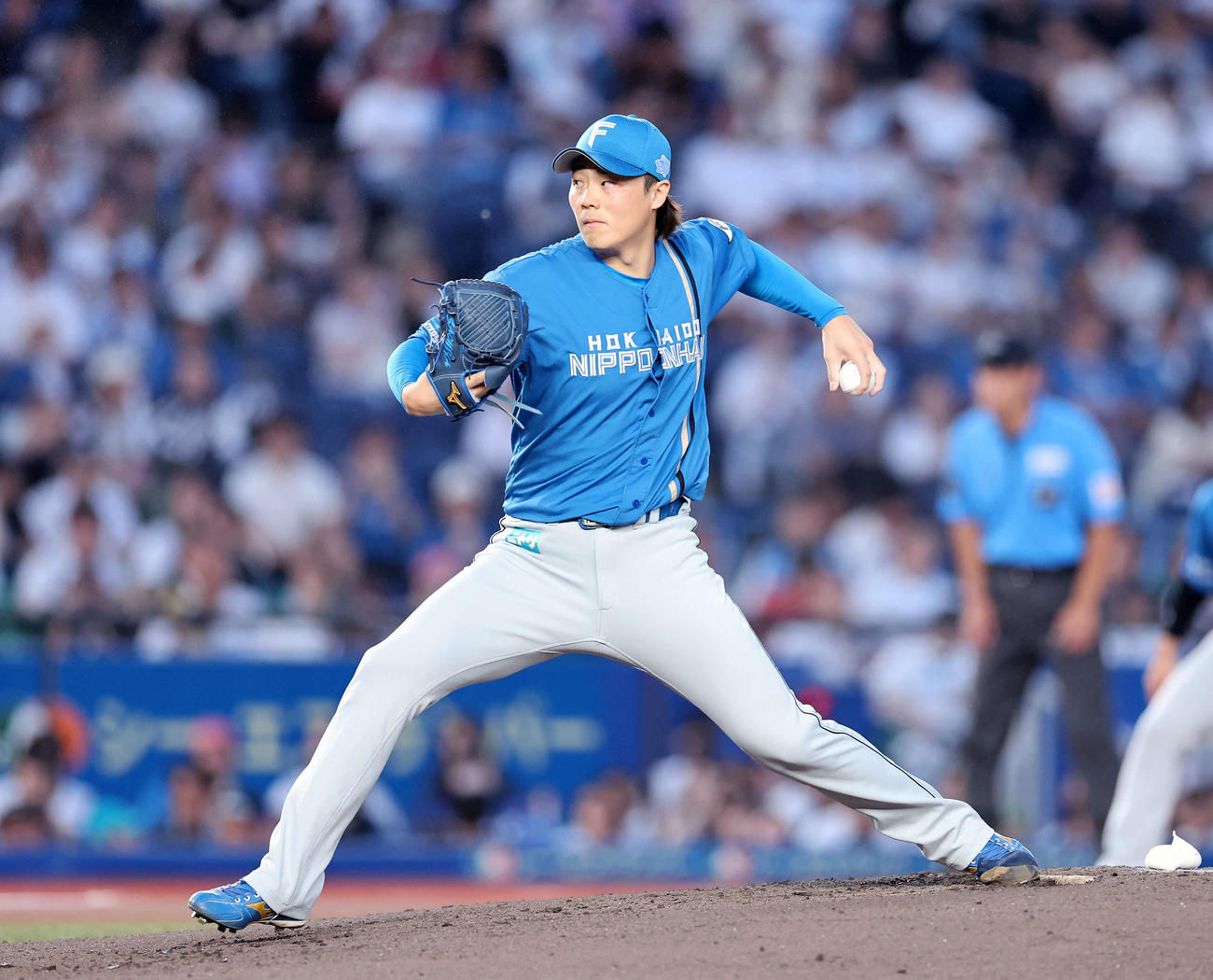 ロッテ対日本ハム　力投する日本ハム先発の山崎（撮影・鈴木正人）
