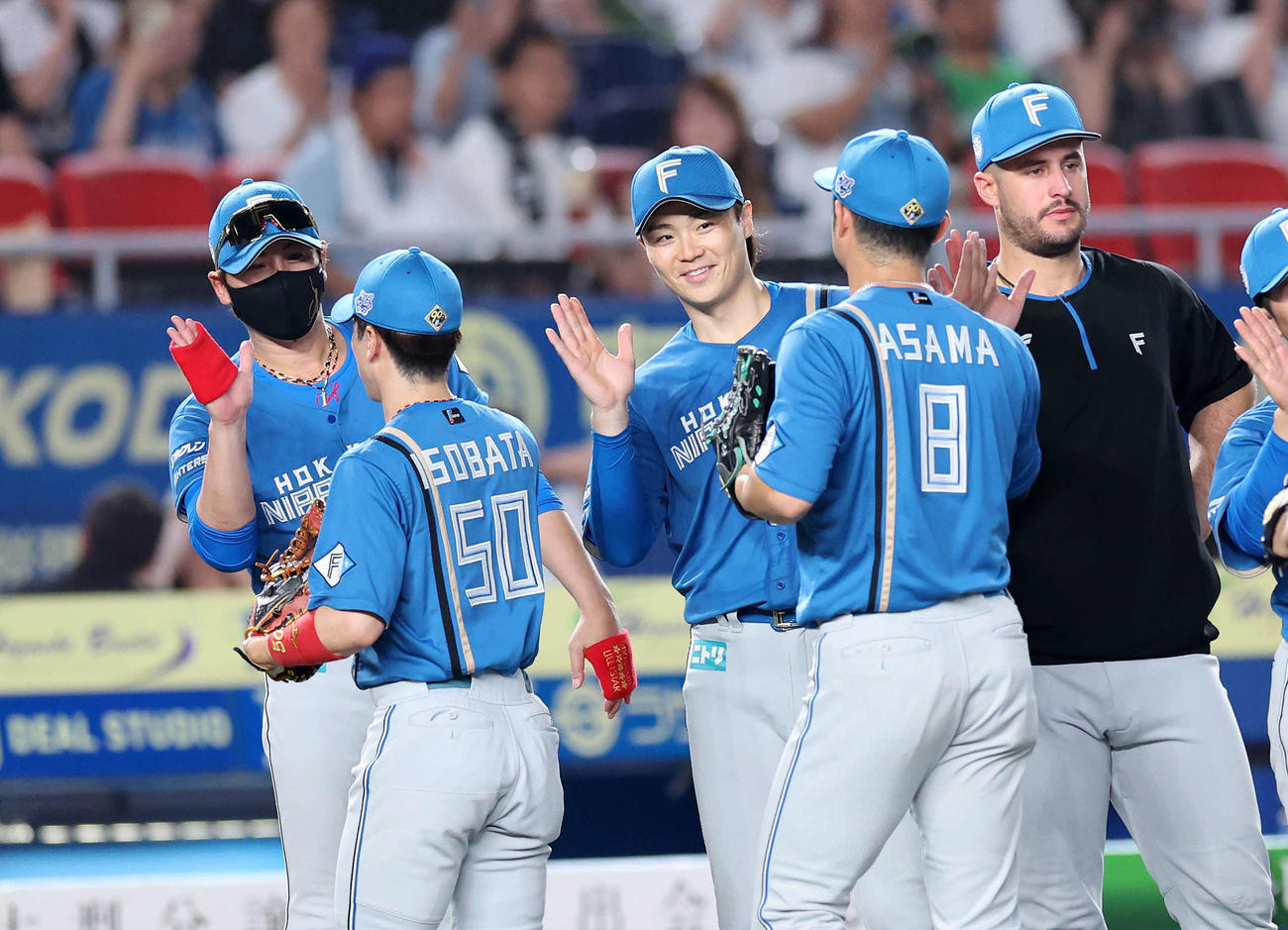 ロッテ対日本ハム　勝利し選手を笑顔で迎える日本ハム新庄監督（左）と山崎（左から3人目）（撮影・鈴木正人）