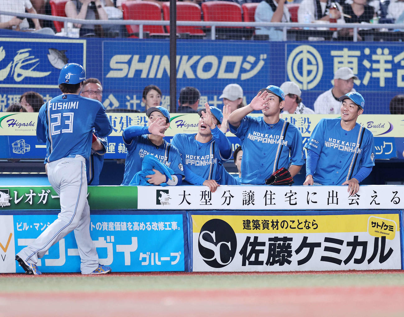 ロッテ対日本ハム　3回表日本ハム無死二塁、水野の三塁失策で伏見（左）が生還し喜び迎える選手たち（撮影・鈴木正人）