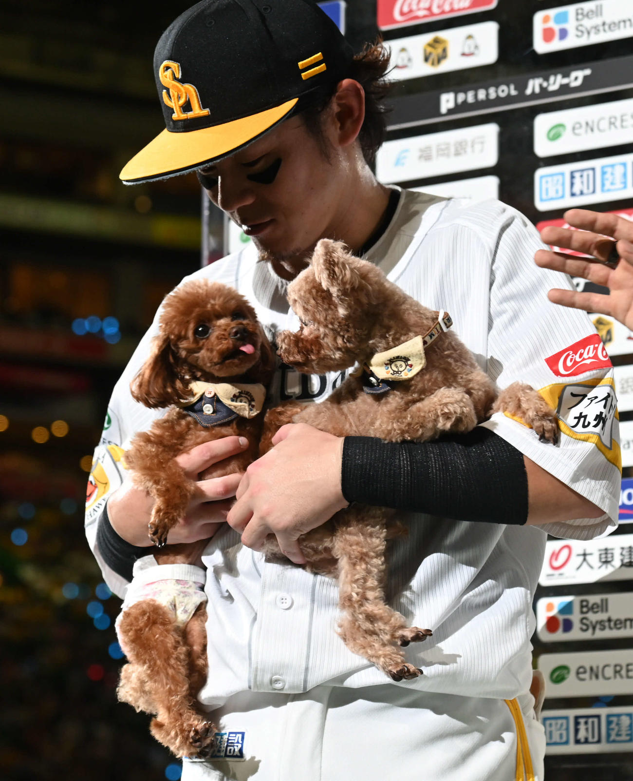 ソフトバンク対ロッテ　ワンワンデーのこの日、ヒーローインタビューで愛犬を抱っこする牧原大（撮影・林敢治）