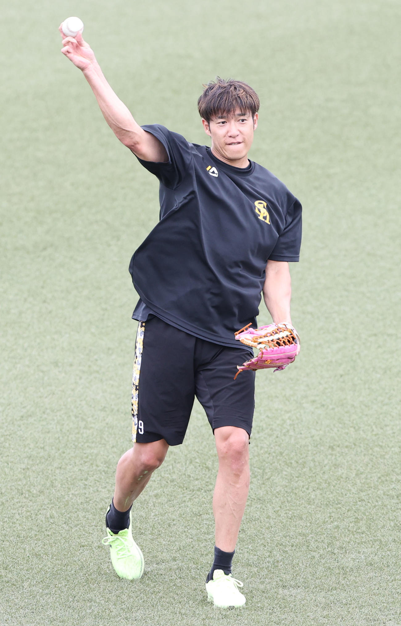 キャッチボールで調整する柳田（撮影・梅根麻紀）