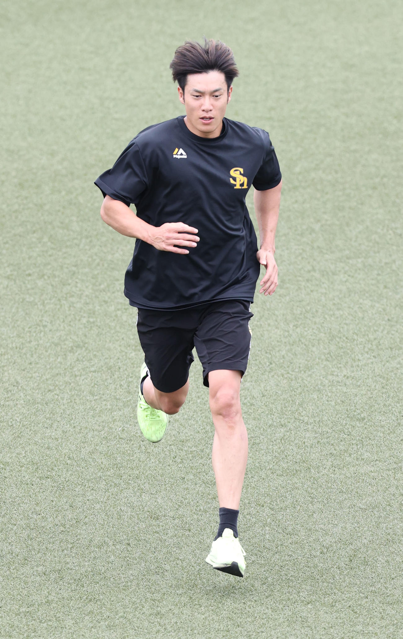 練習前、体をほぐす柳田（撮影・梅根麻紀）