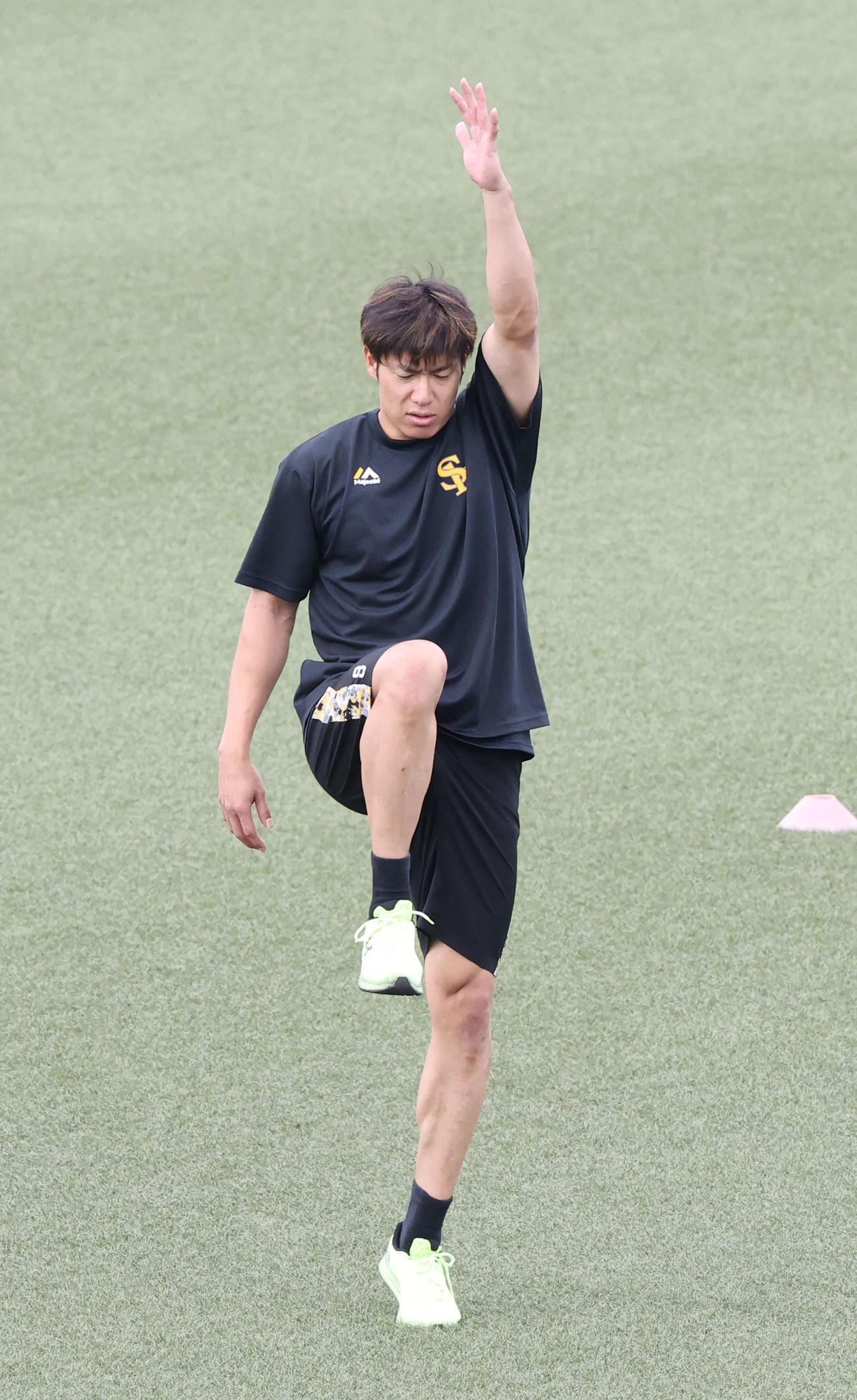 練習前、体をほぐす柳田（撮影・梅根麻紀）