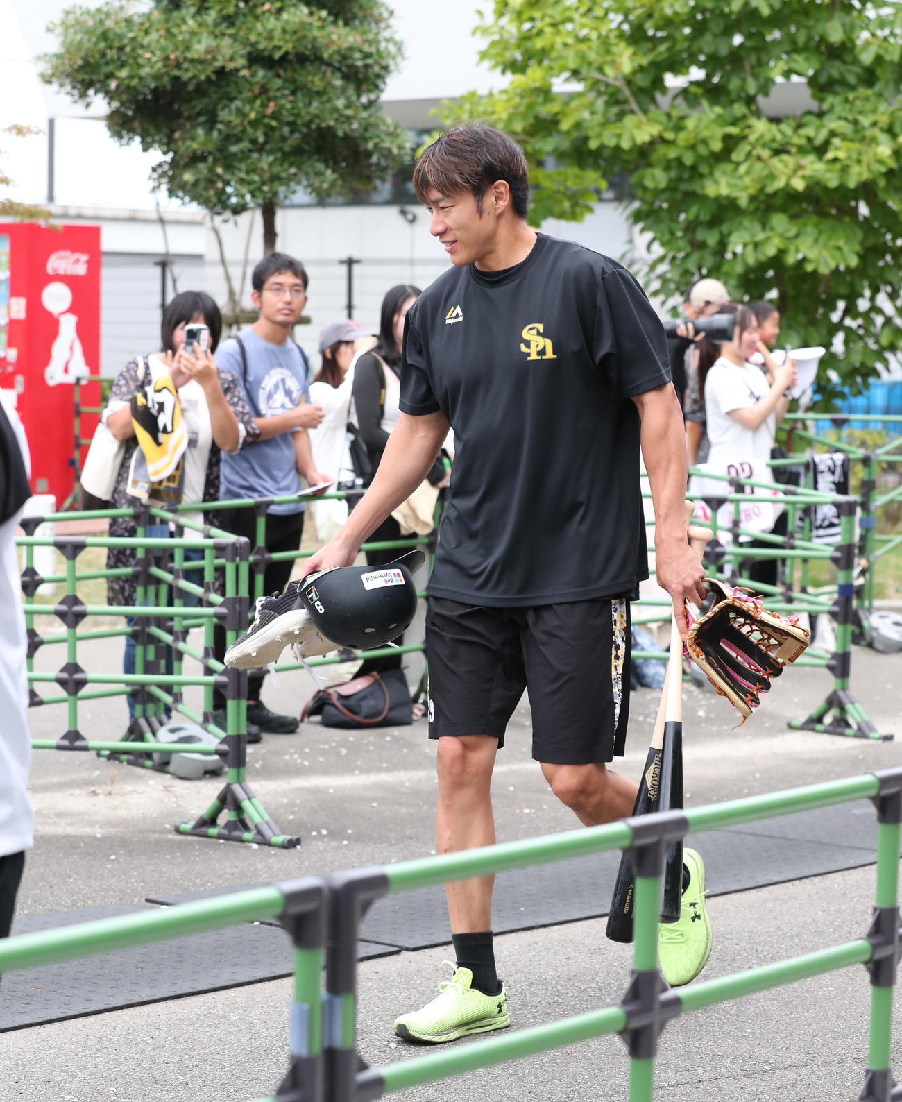 集まったファンにあいさつをしながら球場に向かう柳田（撮影・梅根麻紀）