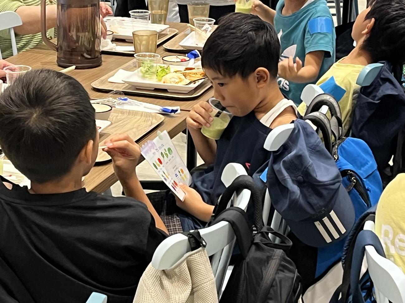 提供されたたスムージーの材料について考える児童
