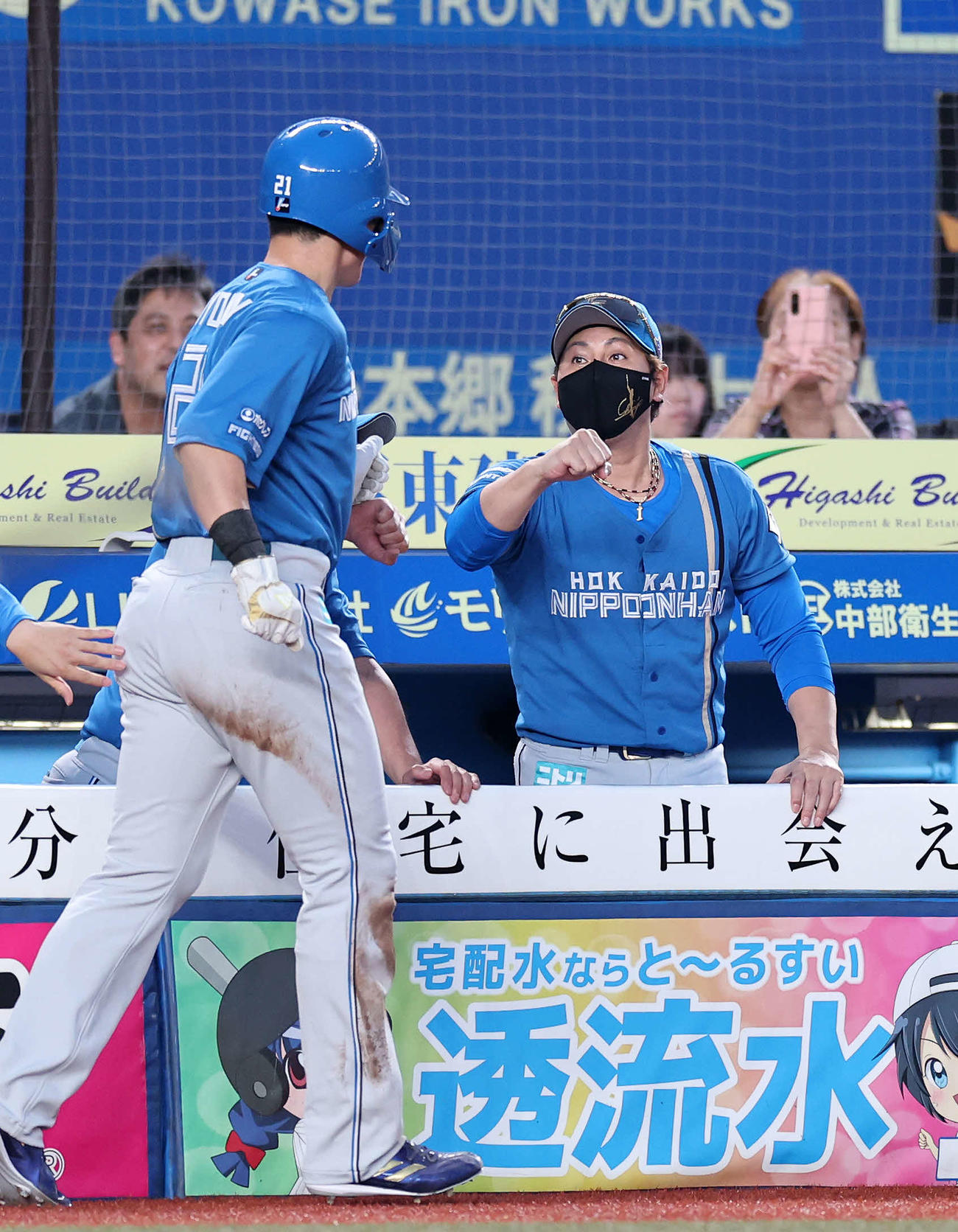 ロッテ対日本ハム　2回表日本ハム無死二塁、レイエスの右前適時打で生還した清宮（左）を迎える新庄監督（撮影・鈴木正人）