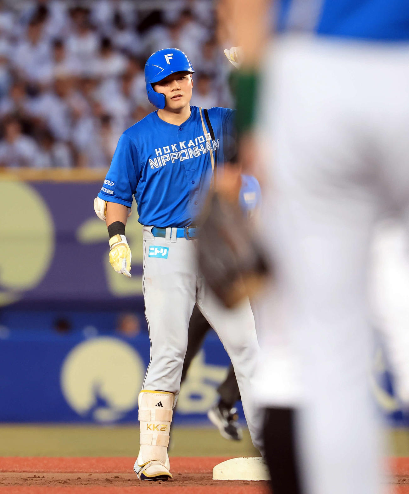 ロッテ対日本ハム　2回表日本ハム無死、清宮は中越え二塁打を放ちポーズ（撮影・浅見桂子）