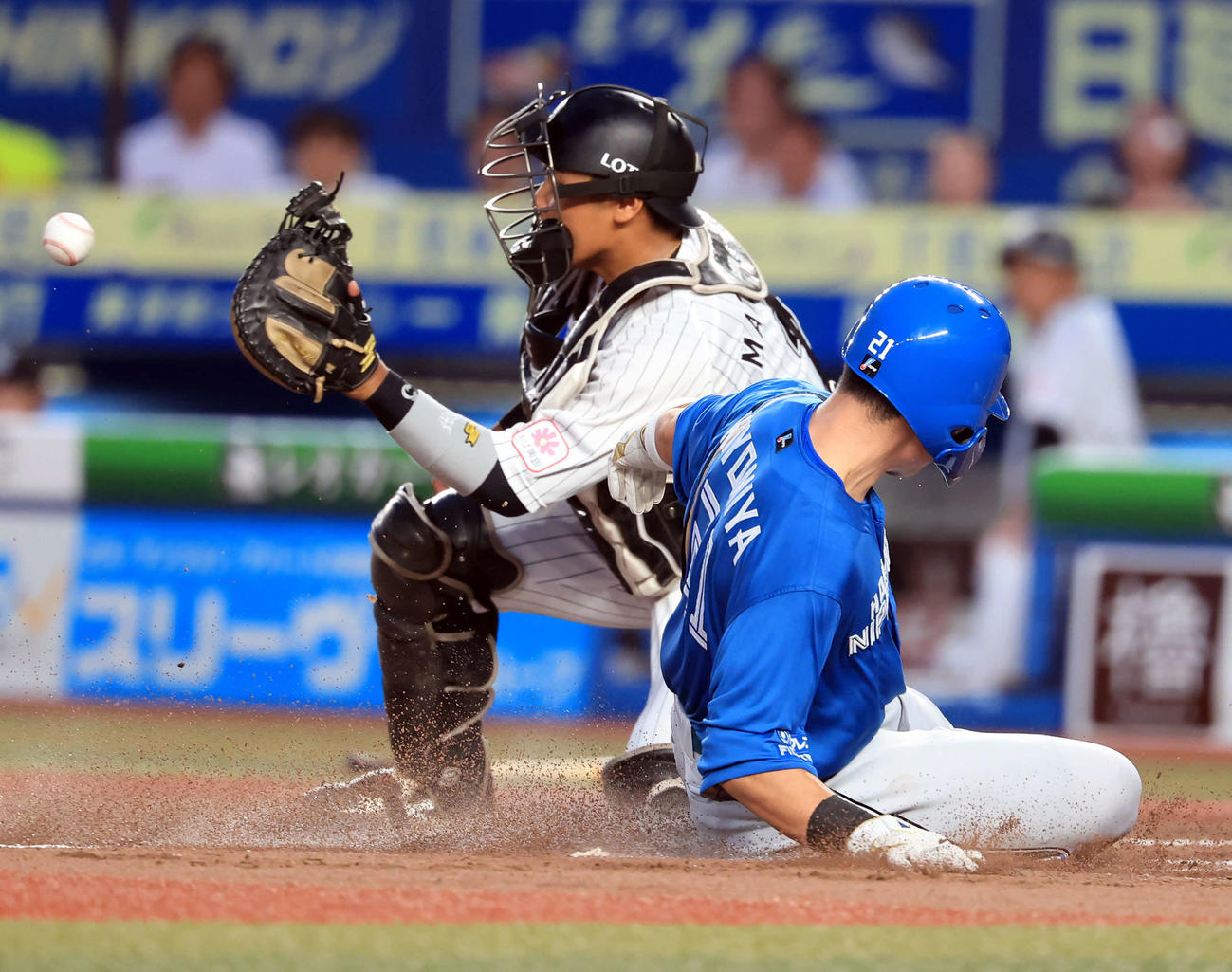 ロッテ対日本ハム　2回表日本ハム無死二塁、レイエスの右適時打で生還する清宮。捕手松川（撮影・浅見桂子）