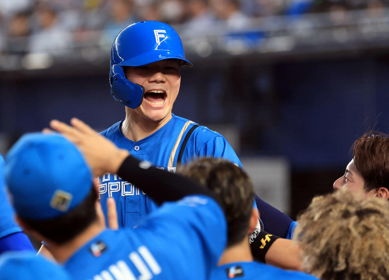 ロッテ対日本ハム　2回表日本ハム無死二塁、レイエスの右適時打で生還した清宮はナインとい笑顔でハイタッチ（撮影・浅見桂子）