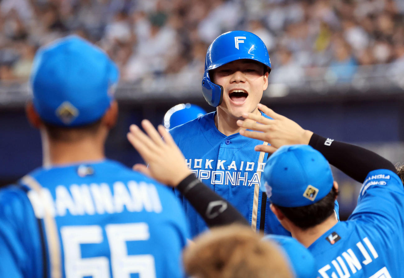 ロッテ対日本ハム　2回表日本ハム無死二塁、レイエスの右適時打で生還した清宮はナインとい笑顔でハイタッチ（撮影・浅見桂子）