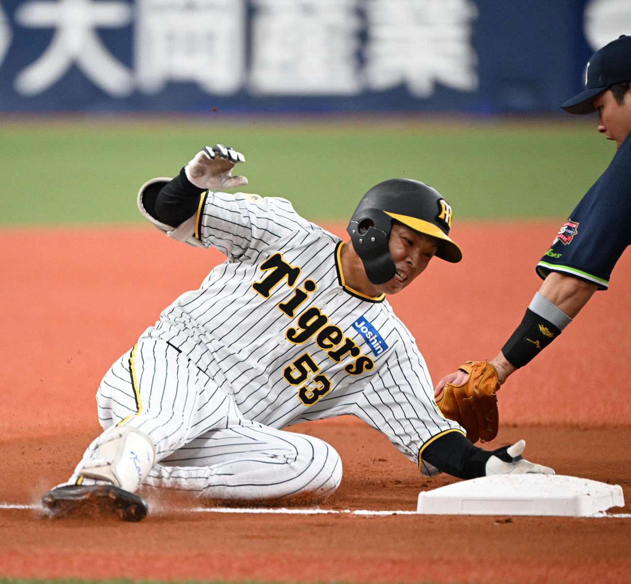阪神対ヤクルト　2回裏阪神無死一塁、右翼線に適時打を放った島田は三塁を狙いオーバーラン、タッチアウトとなる、野手村上（撮影・和賀正仁）
