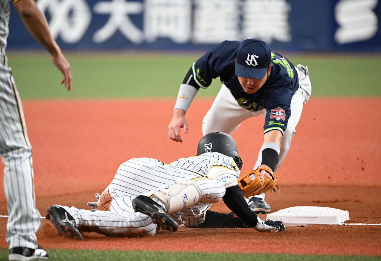 阪神対ヤクルト　2回裏阪神無死一塁、右翼線に適時打を放った島田は三塁を狙いオーバーラン、タッチアウトとなる、野手村上（撮影・和賀正仁）