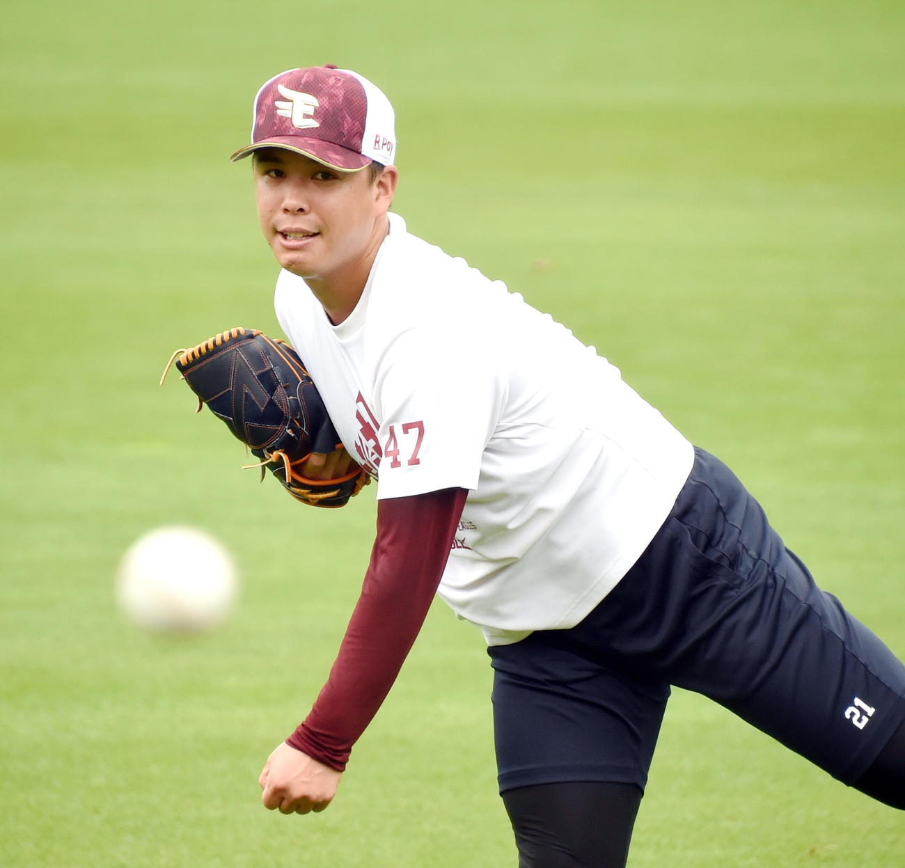 楽天早川のハーフパンツを着用してキャッチボールする藤井（撮影・山田愛斗）
