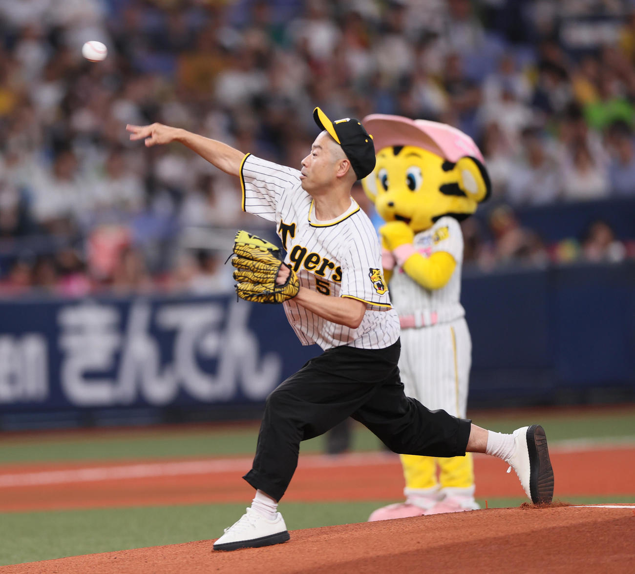 阪神対ヤクルト　始球式を行うお笑い芸人・アキナの山名（撮影・上山淳一）
