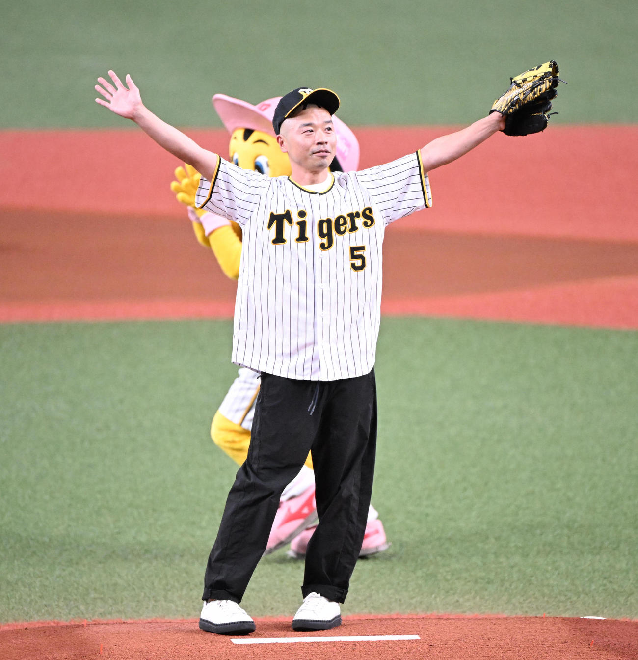 阪神対ヤクルト　始球式を務めるアキナの山名文和（撮影・和賀正仁）